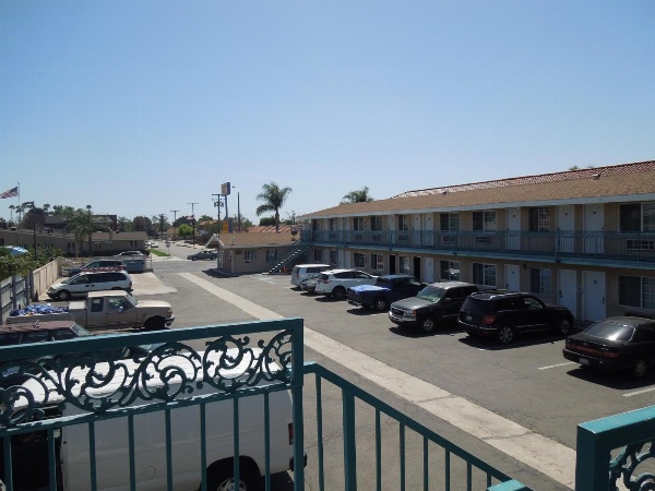 Castaway Motel image 20